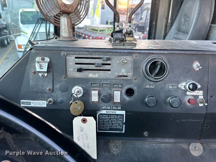 image for item NL9134 1996 Mack MR688S  roll-off container truck