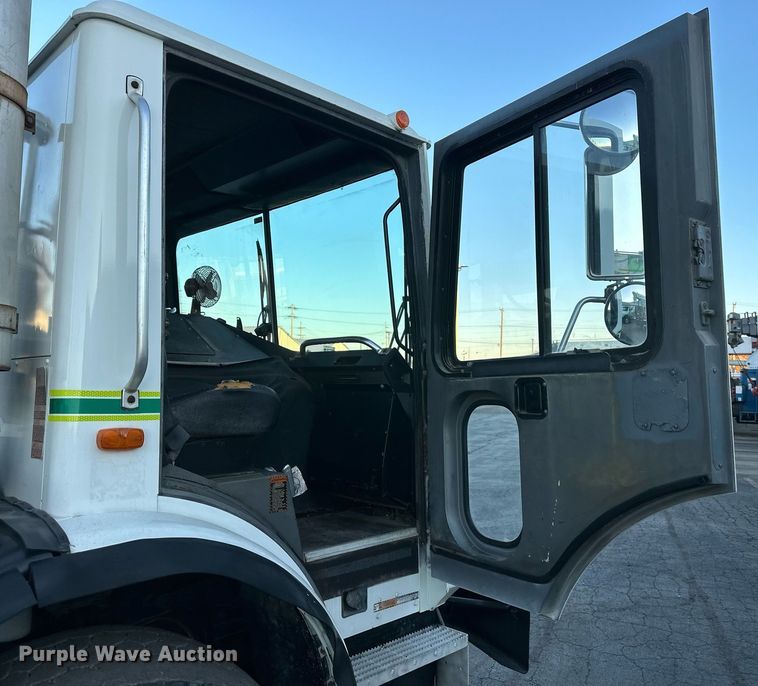 image for item NL9134 1996 Mack MR688S  roll-off container truck