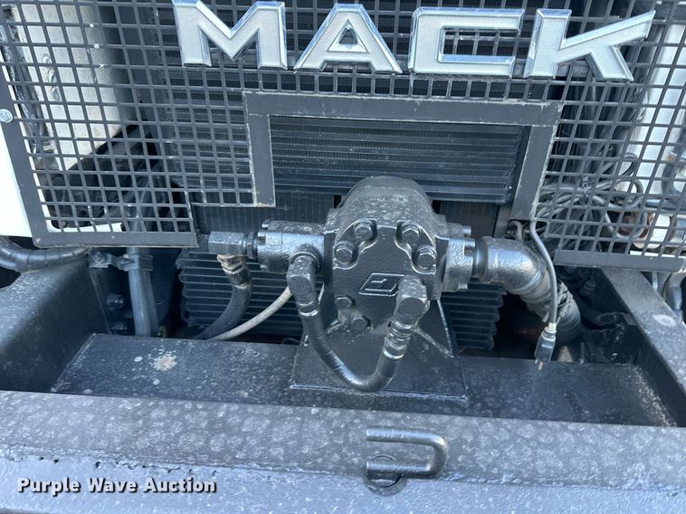 image for item NL9134 1996 Mack MR688S  roll-off container truck