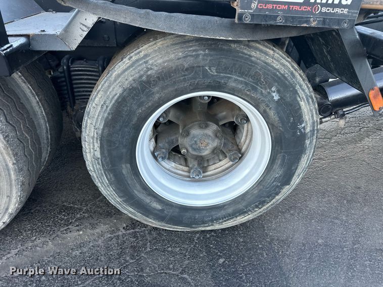 image for item NL9134 1996 Mack MR688S  roll-off container truck