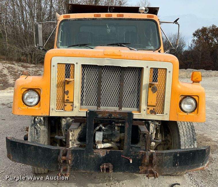 image for item NM9001 2002 International 2554 dump truck