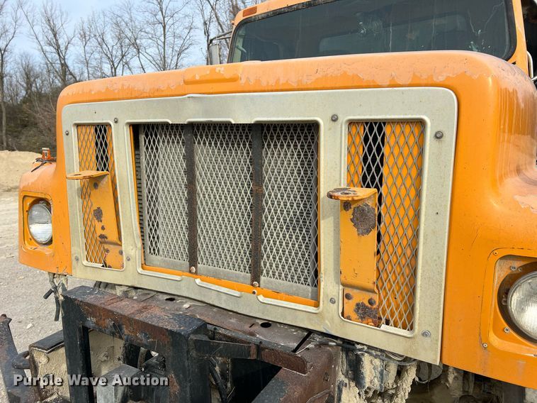 image for item NM9001 2002 International 2554 dump truck