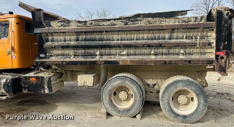 image for item NM9001 2002 International 2554 dump truck