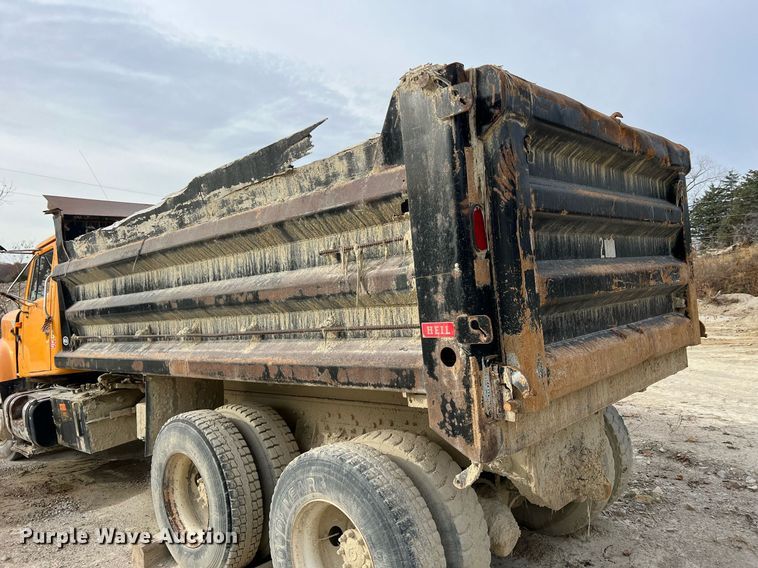 image for item NM9001 2002 International 2554 dump truck