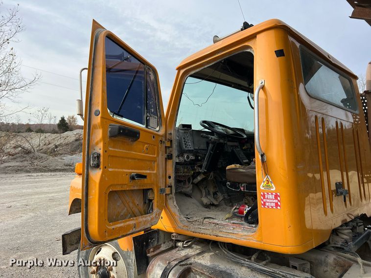 image for item NM9001 2002 International 2554 dump truck
