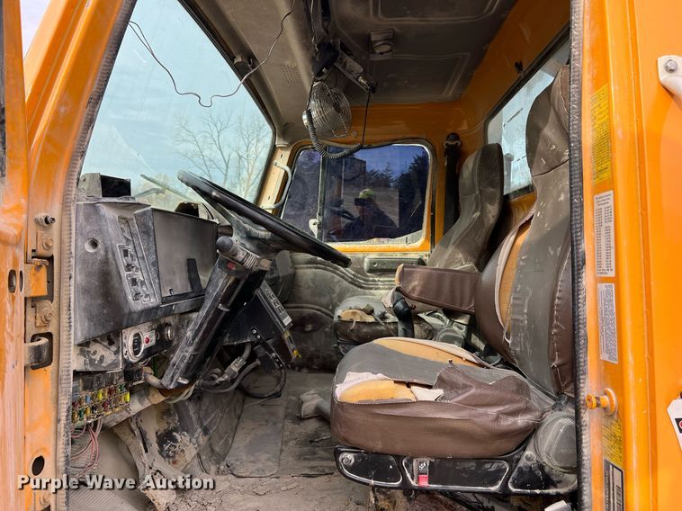 image for item NM9001 2002 International 2554 dump truck