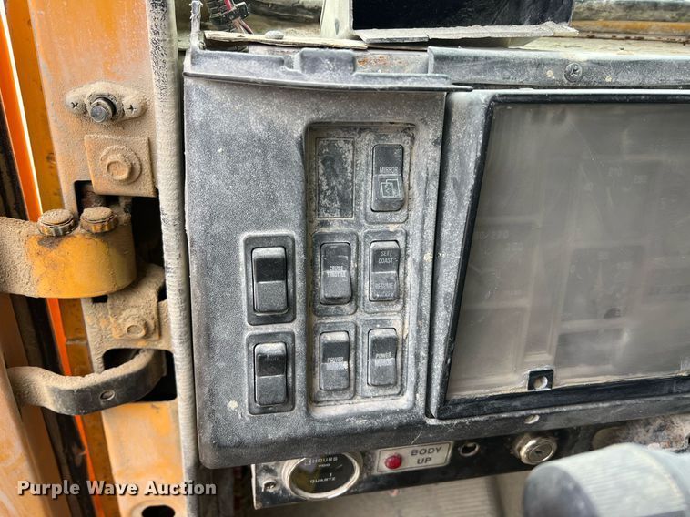 image for item NM9001 2002 International 2554 dump truck