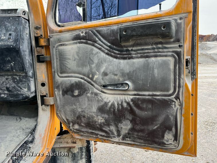 image for item NM9001 2002 International 2554 dump truck