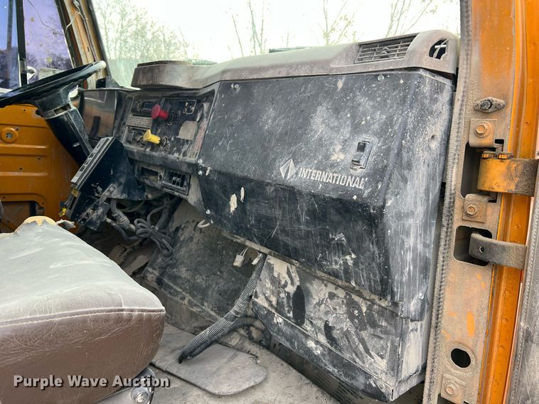 image for item NM9001 2002 International 2554 dump truck