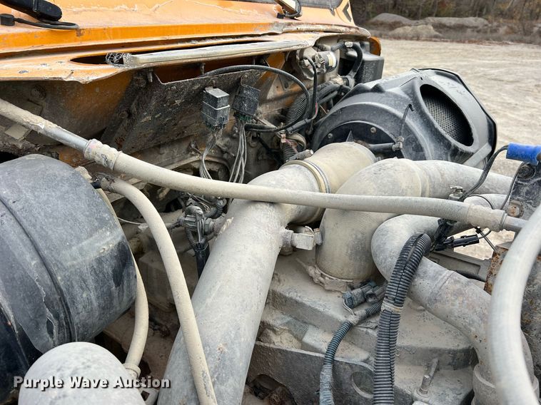 image for item NM9001 2002 International 2554 dump truck