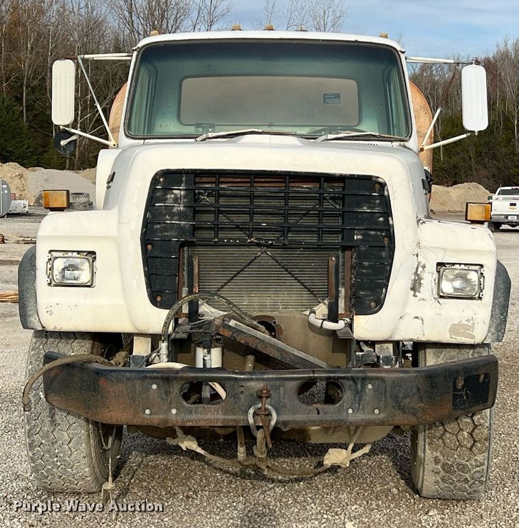 image for item NM9002 1982 Ford L8000 water truck
