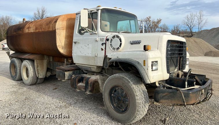 image for item NM9002 1982 Ford L8000 water truck