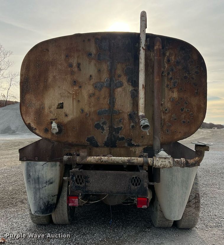 image for item NM9002 1982 Ford L8000 water truck