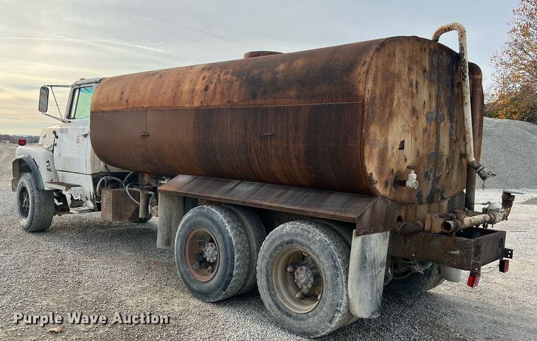 image for item NM9002 1982 Ford L8000 water truck