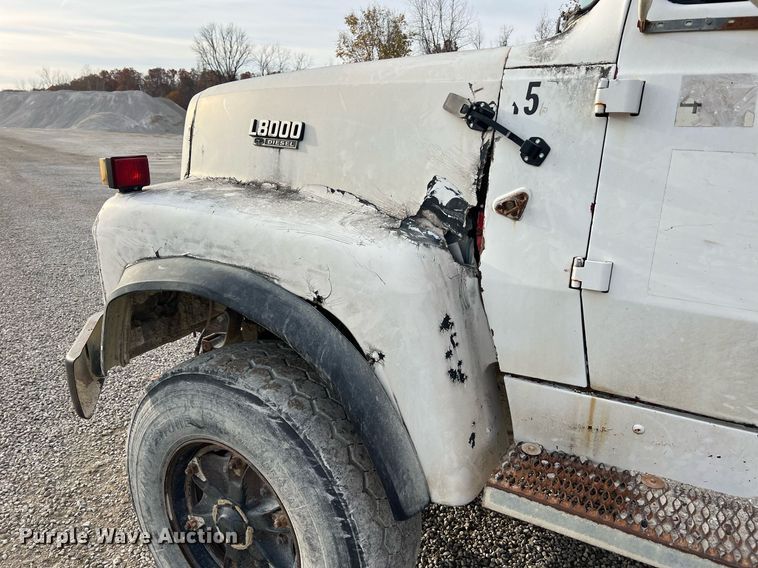 image for item NM9002 1982 Ford L8000 water truck