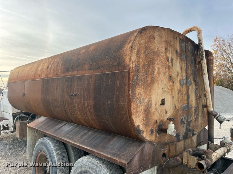 image for item NM9002 1982 Ford L8000 water truck