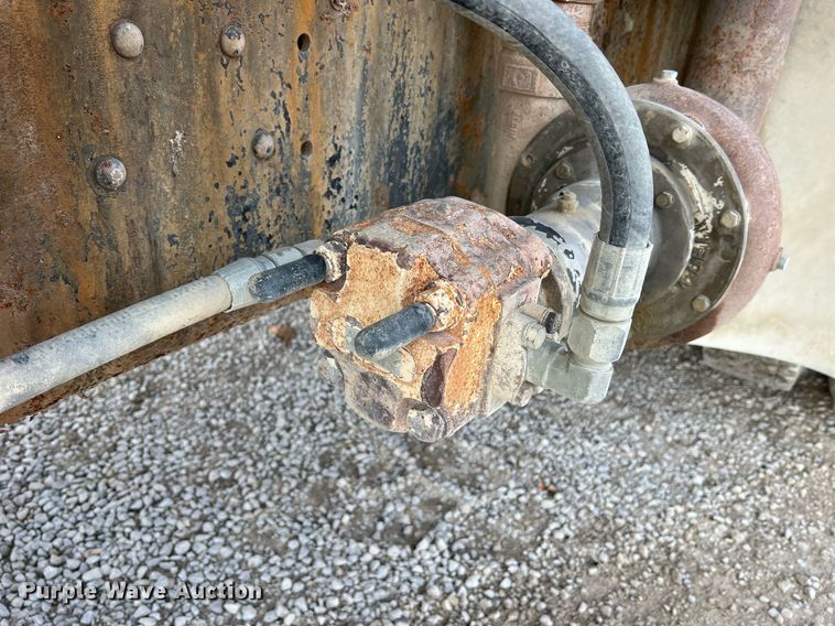 image for item NM9002 1982 Ford L8000 water truck