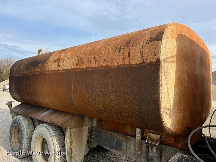 image for item NM9002 1982 Ford L8000 water truck