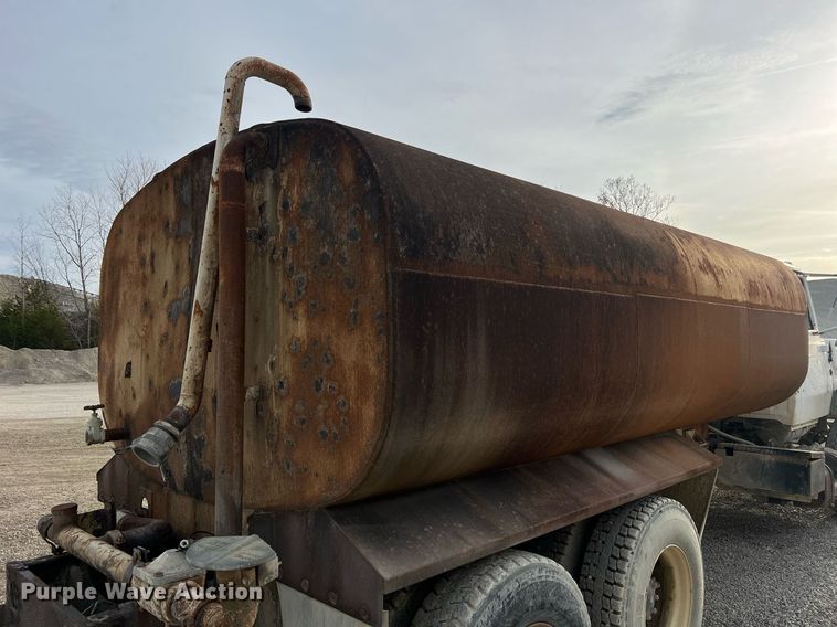 image for item NM9002 1982 Ford L8000 water truck