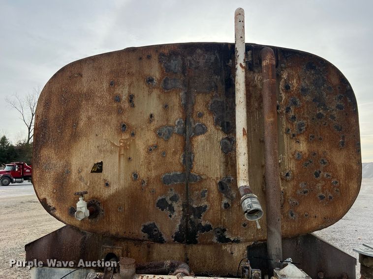 image for item NM9002 1982 Ford L8000 water truck