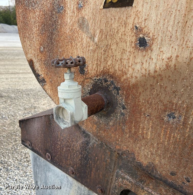 image for item NM9002 1982 Ford L8000 water truck