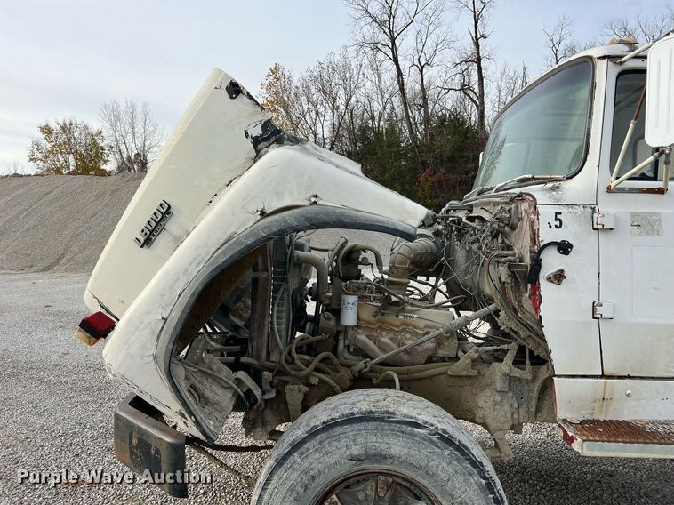 image for item NM9002 1982 Ford L8000 water truck