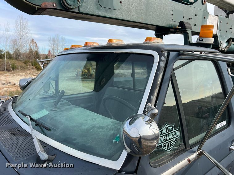 image for item NM9003 1995 Ford F800  bucket truck