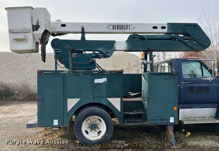 image for item NM9003 1995 Ford F800  bucket truck