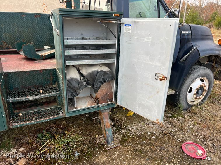 image for item NM9003 1995 Ford F800  bucket truck