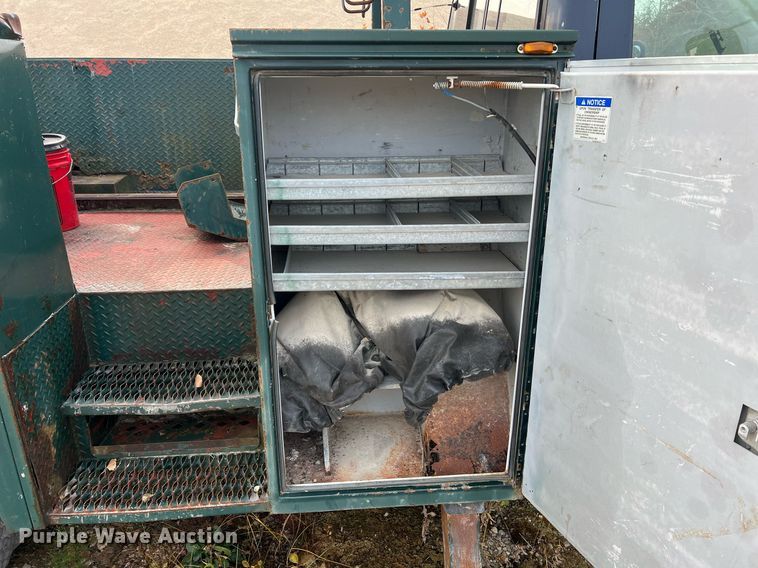 image for item NM9003 1995 Ford F800  bucket truck