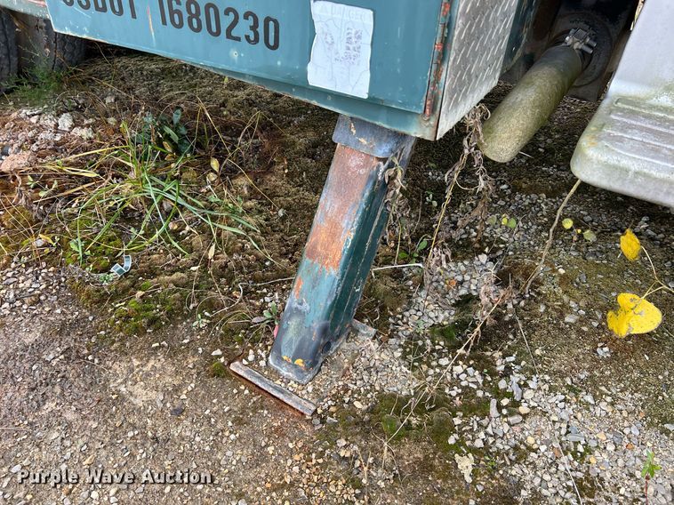 image for item NM9003 1995 Ford F800  bucket truck