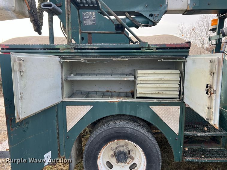 image for item NM9003 1995 Ford F800  bucket truck