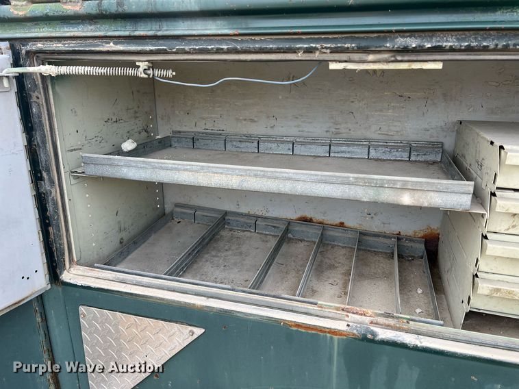 image for item NM9003 1995 Ford F800  bucket truck