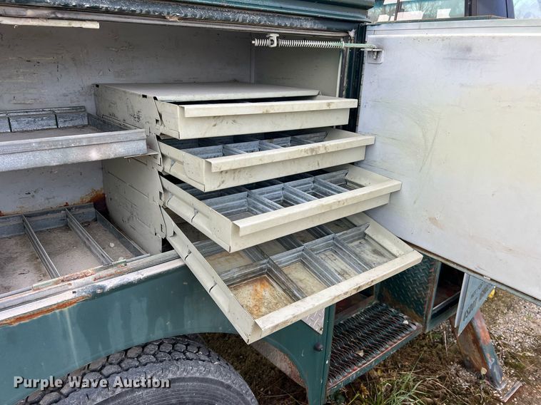 image for item NM9003 1995 Ford F800  bucket truck