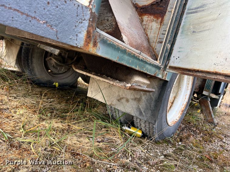 image for item NM9003 1995 Ford F800  bucket truck