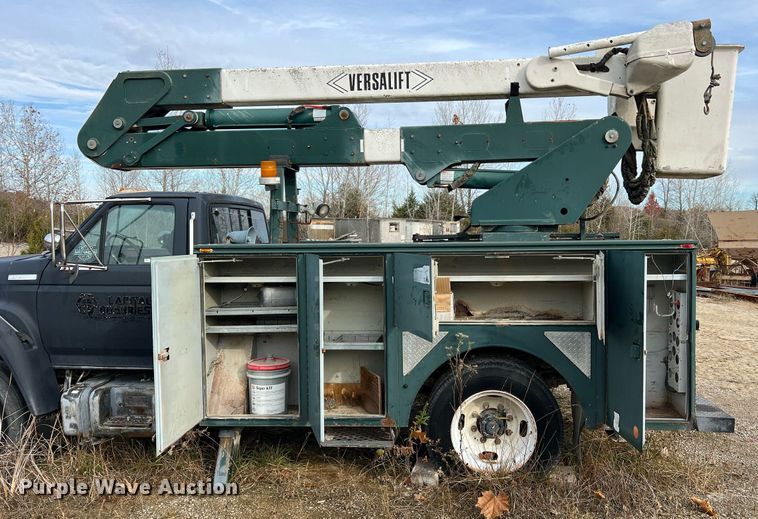 image for item NM9003 1995 Ford F800  bucket truck