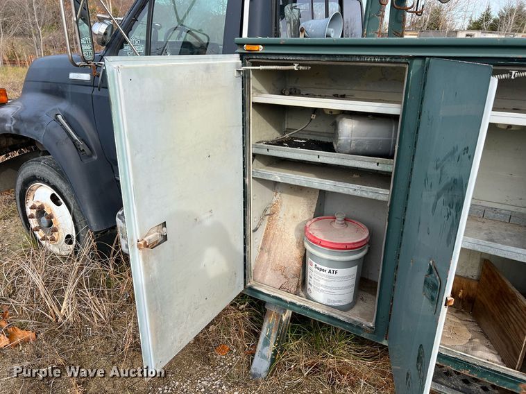 image for item NM9003 1995 Ford F800  bucket truck