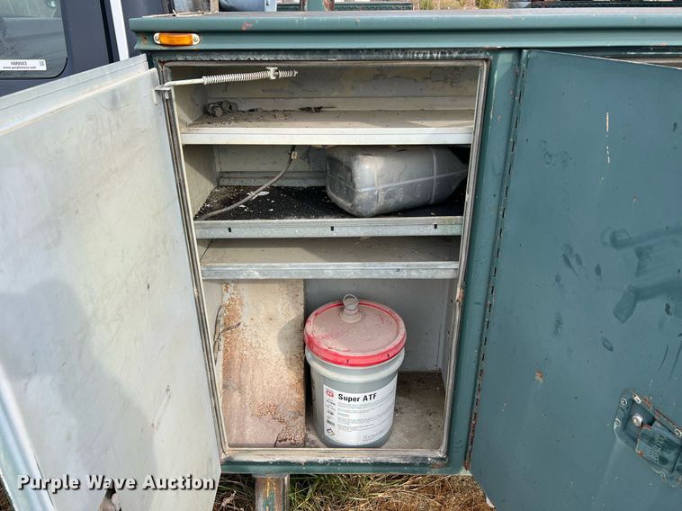 image for item NM9003 1995 Ford F800  bucket truck