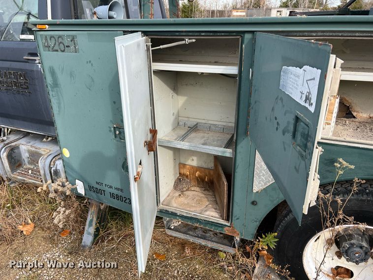 image for item NM9003 1995 Ford F800  bucket truck