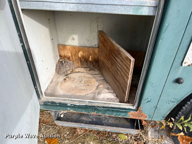 image for item NM9003 1995 Ford F800  bucket truck