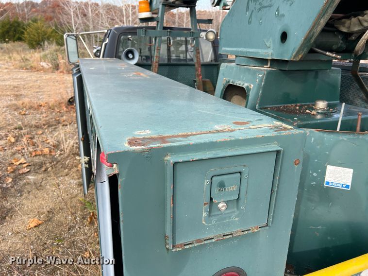 image for item NM9003 1995 Ford F800  bucket truck