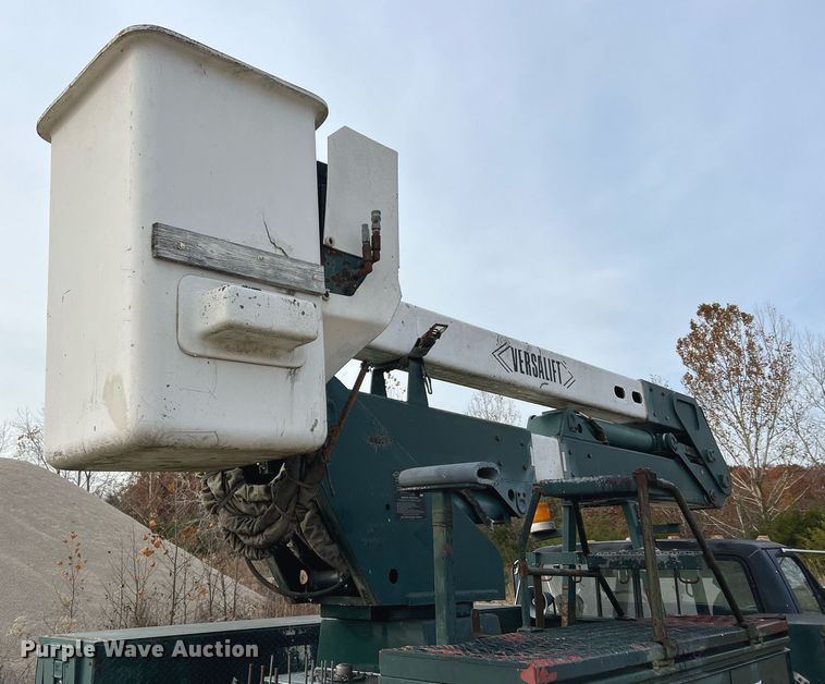 image for item NM9003 1995 Ford F800  bucket truck