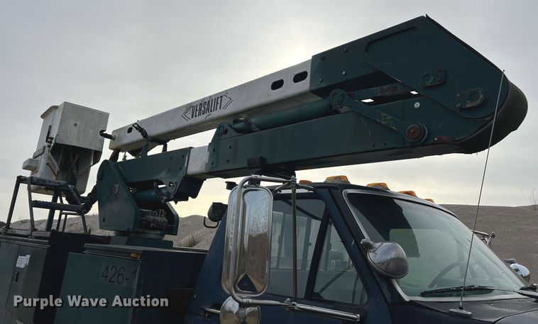 image for item NM9003 1995 Ford F800  bucket truck