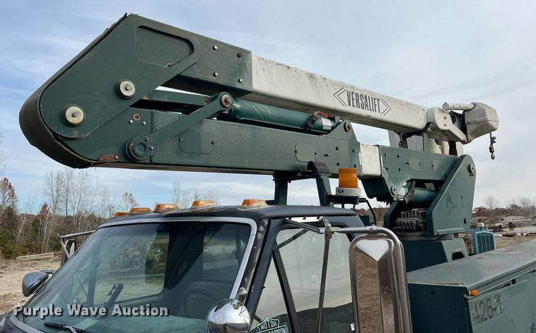 image for item NM9003 1995 Ford F800  bucket truck