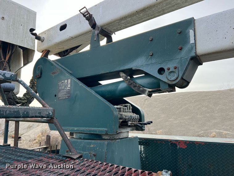 image for item NM9003 1995 Ford F800  bucket truck