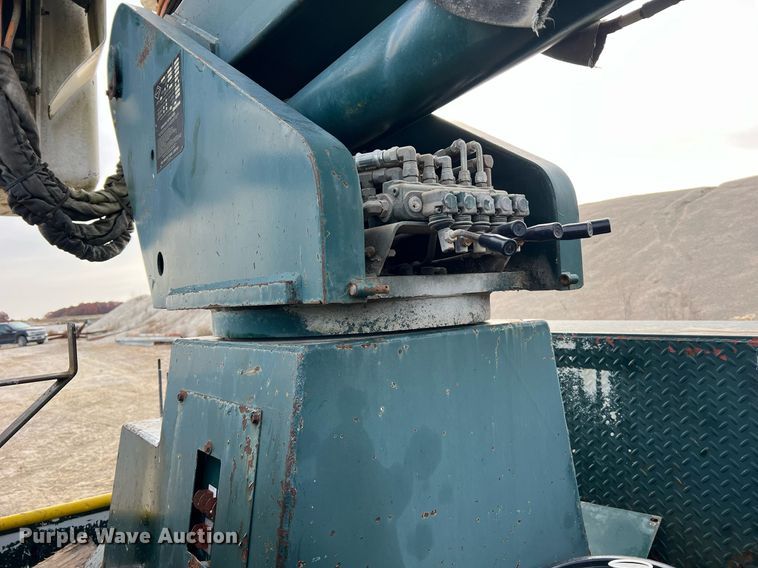 image for item NM9003 1995 Ford F800  bucket truck