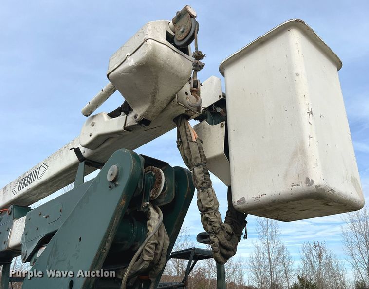 image for item NM9003 1995 Ford F800  bucket truck