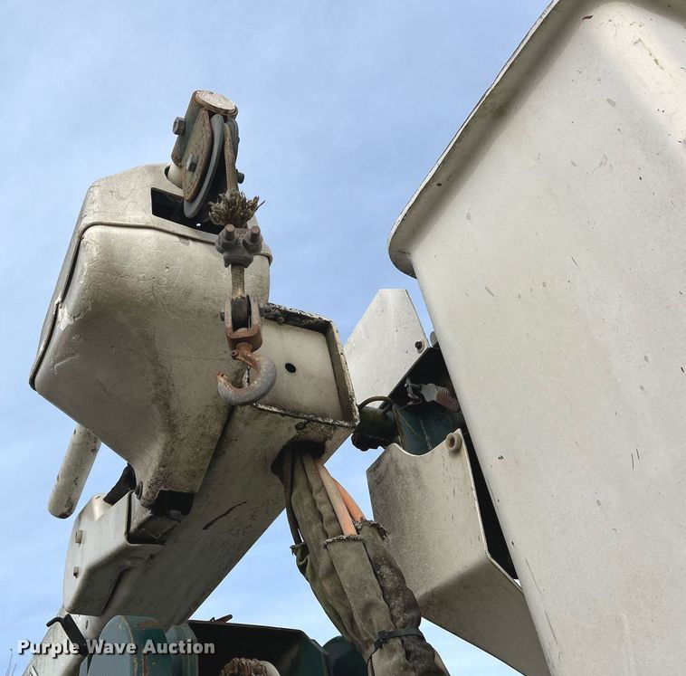image for item NM9003 1995 Ford F800  bucket truck
