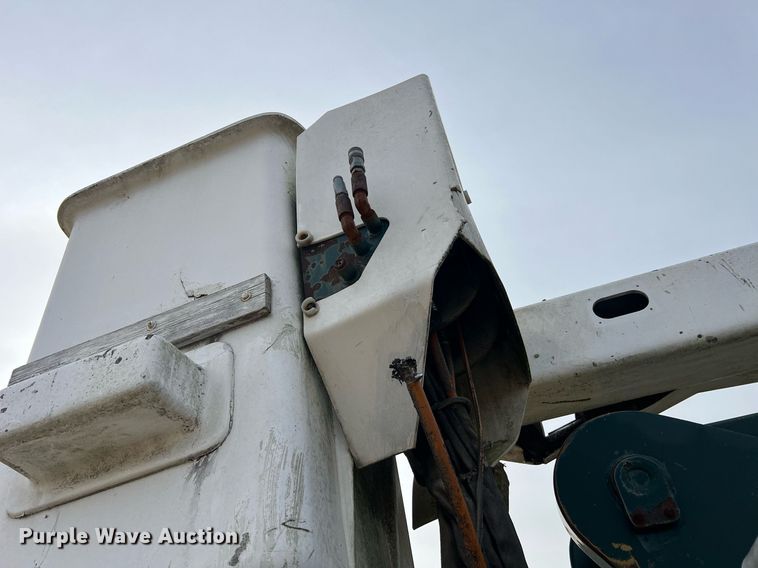 image for item NM9003 1995 Ford F800  bucket truck