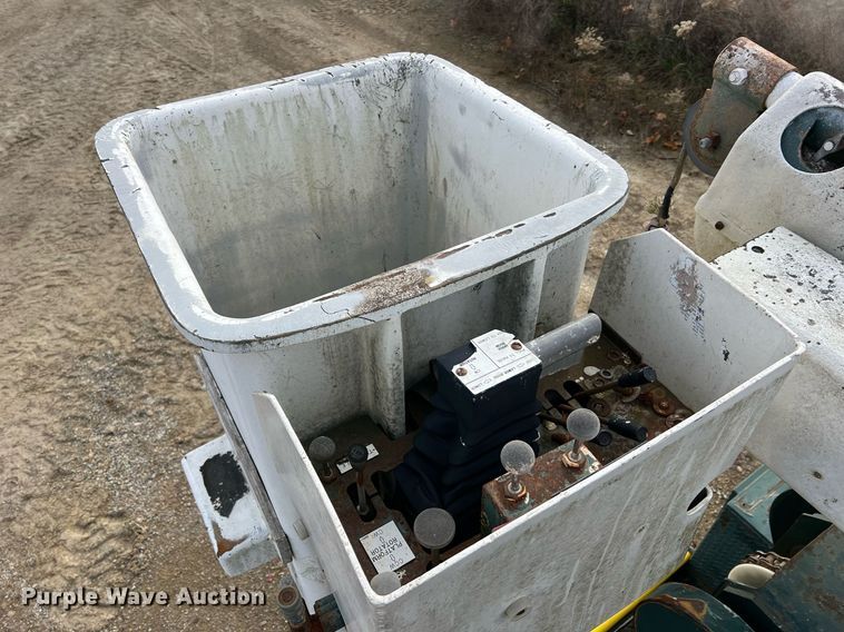 image for item NM9003 1995 Ford F800  bucket truck